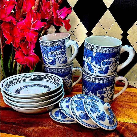 Exquisite Blue & White Chinoiserie Tea Set | Lidded Porcelain Elegance| 12-Piece - Picture 7 of 9